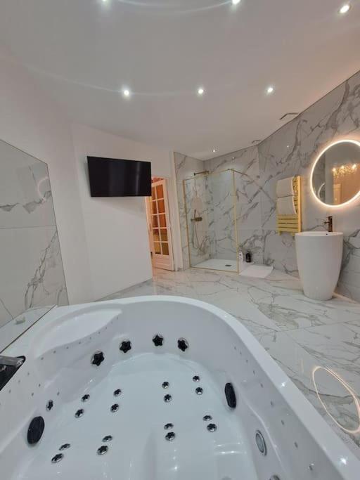 Maison Chic Avec Jacuzzi Nogent Sur Oise Yaospa60 Luaran gambar